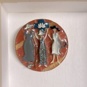 VINTAGE DESIGNS BY LUCINDA 3 LADIES SPARKLY DRESSED ROUND 2” DIAMETER BROOCH